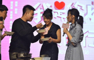 闫妮|闫妮穿牛仔裙亮相，50岁的人身材曲线完美，跟女儿站在一起像姐妹