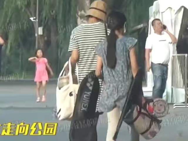 身材|袁泉母女罕被拍,11岁女儿比例惊人模样太像夏雨,千元羽毛球抢镜
