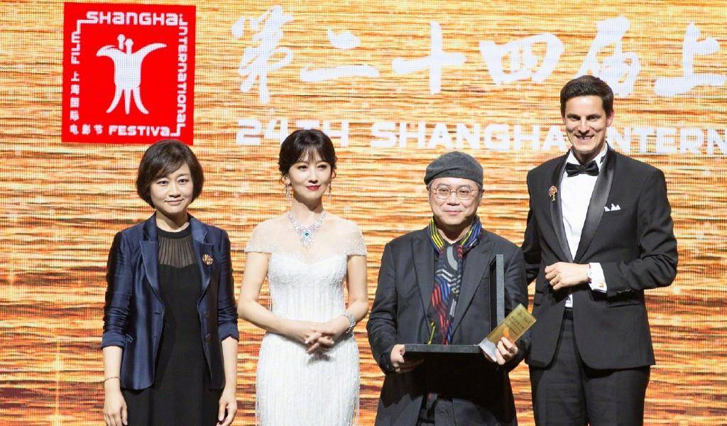 真丝|67岁赵雅芝离开滤镜现原形，穿真丝裙少系扣，暴露脖颈纹美得真实