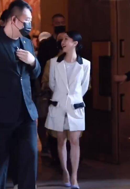双手|周迅发布会真气派，穿西装众人伺候，双手翻背好霸气的“女干部”