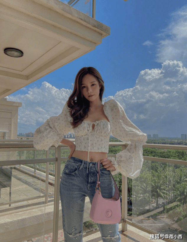 灯笼|“沈梦辰”打扮好风骚，穿挤奶装+牛仔裤，轻松秀出“超模比例”