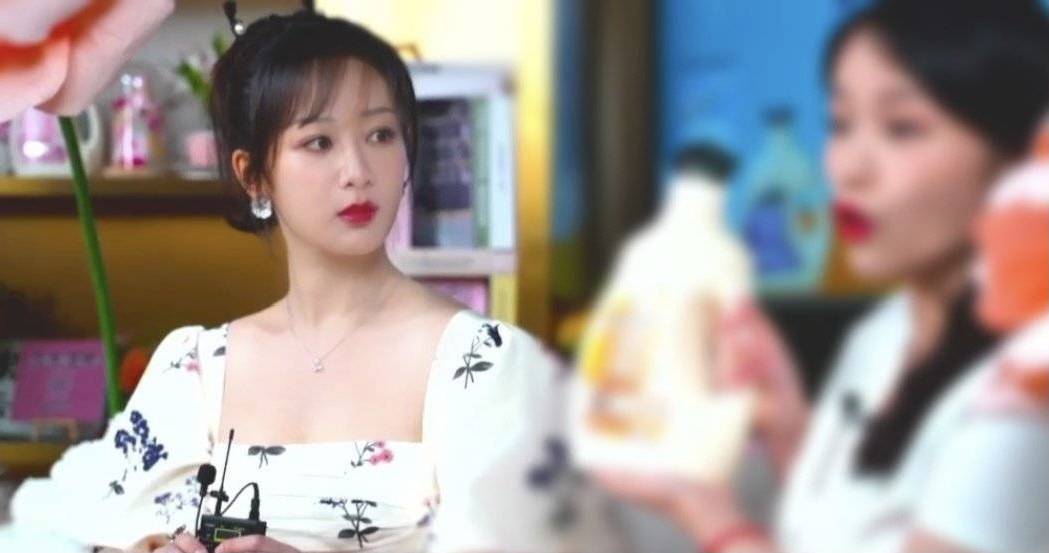 长裙|杨紫白色印花长裙照，来看看精修和生图的区别