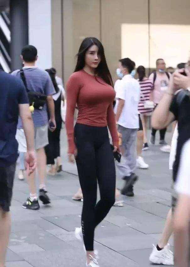 黑色|黑色打底裤搭配时尚上衣,比较日常休闲,显得很单调和素净