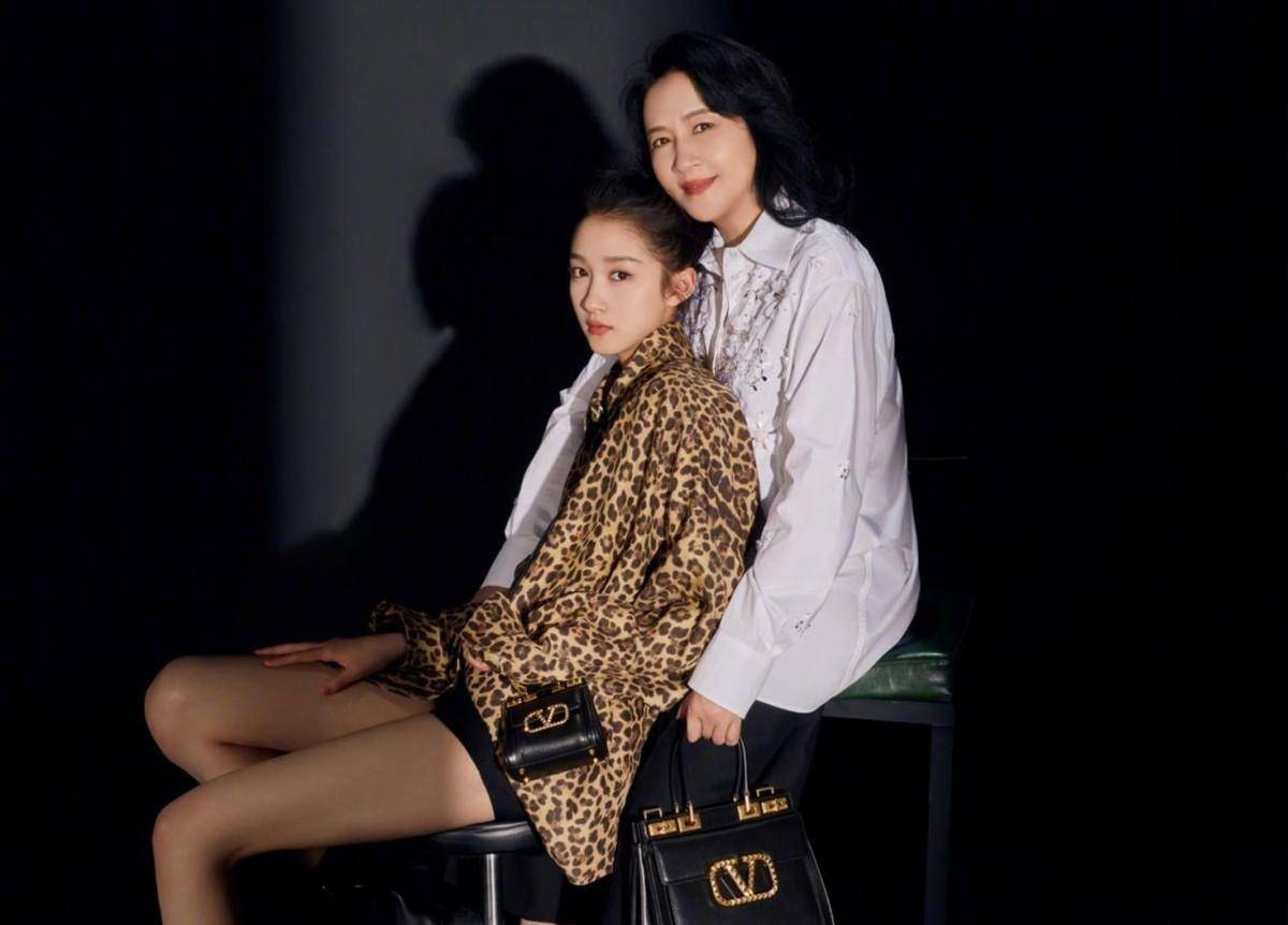 黑色|关晓彤母女罕见合体,女儿穿豹纹也于事无补,妈妈一脸淡定太抢镜