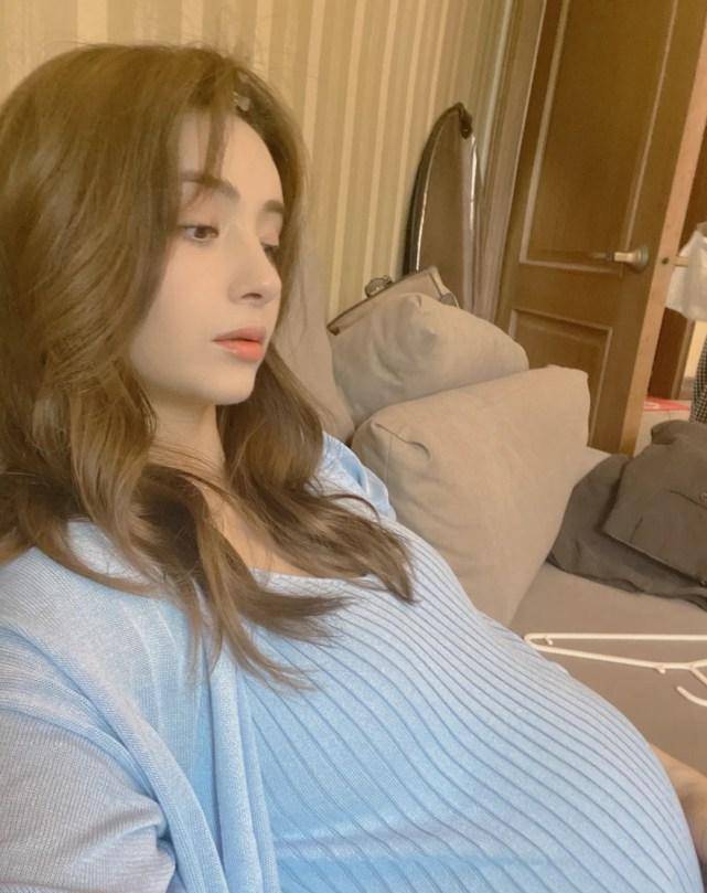 丹尼尔|麦迪娜挺8个月孕肚健身！四肢纤细如少女，直言肚子太大没法运动