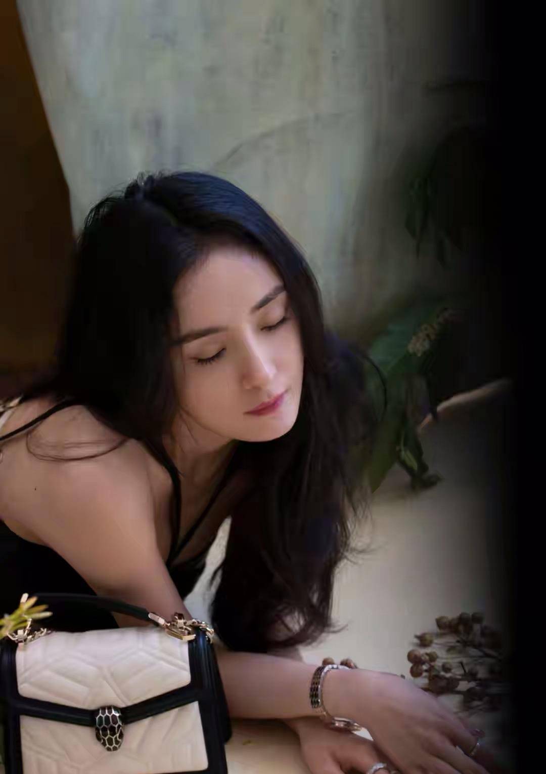 黑色|杨幂盎然生机油画大片释出，温柔知性，尽显女人味