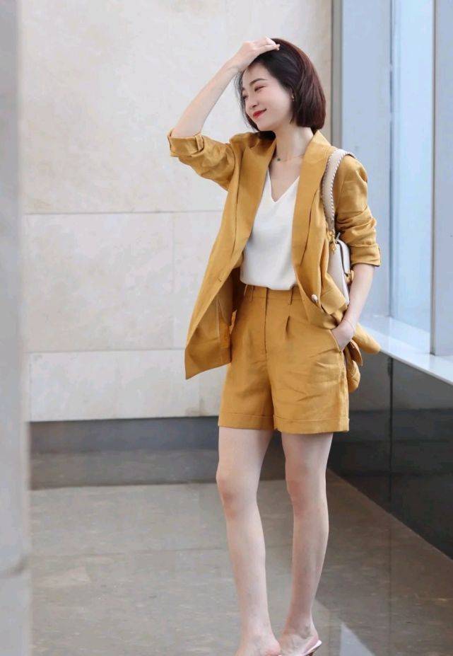 服装|上班的女孩该怎么打扮呢？简约穿搭就很有气场，干练又有女人味