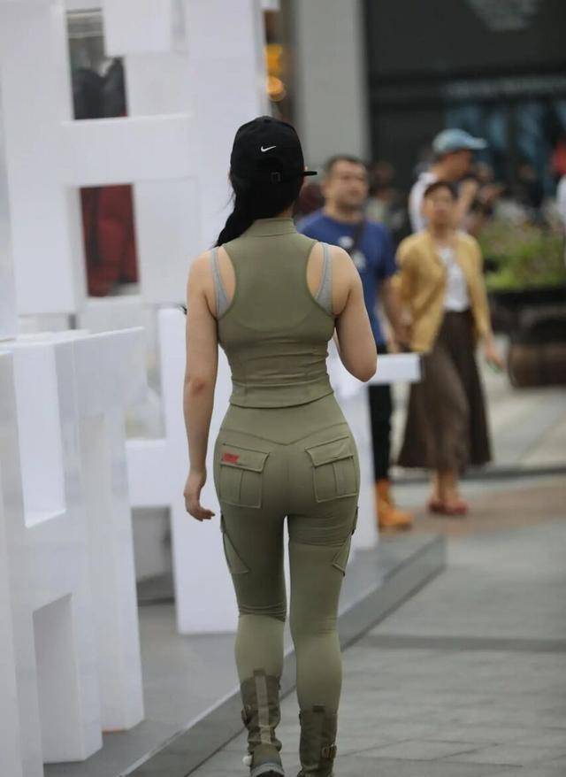 黑色|黑色无袖背心搭黑色条纹打底裤，穿着大方得体，看起来干净利落