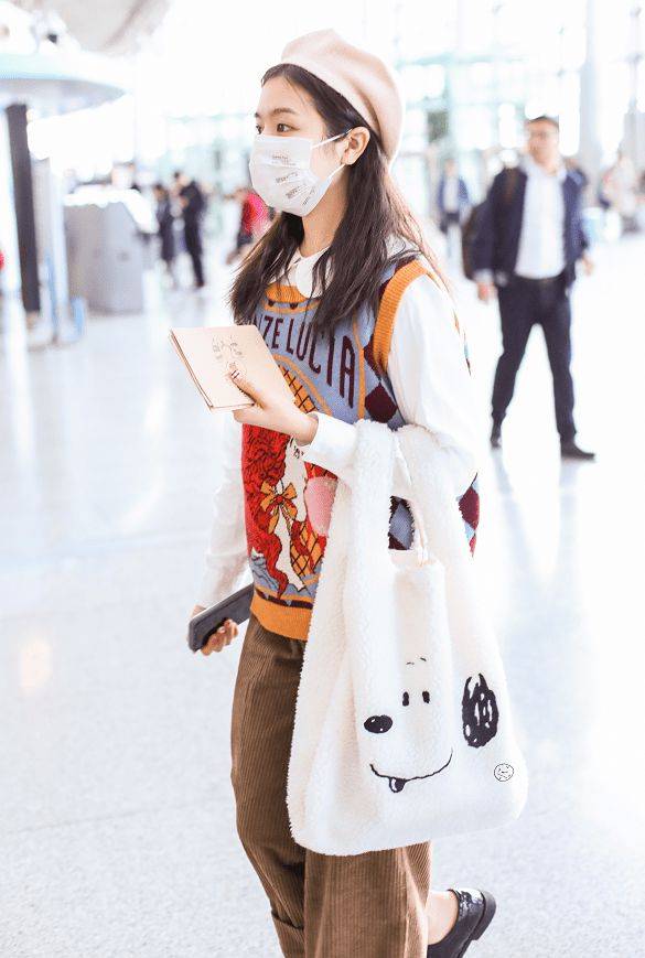 背心|李兰迪身穿黄色外套显孩子气和少女感
