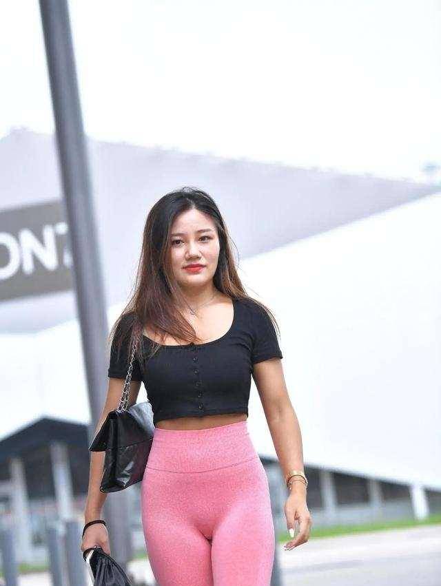 黑色|黑色紧身上衣搭配粉红色心神打底裤，清新不俗气，整体简洁干净