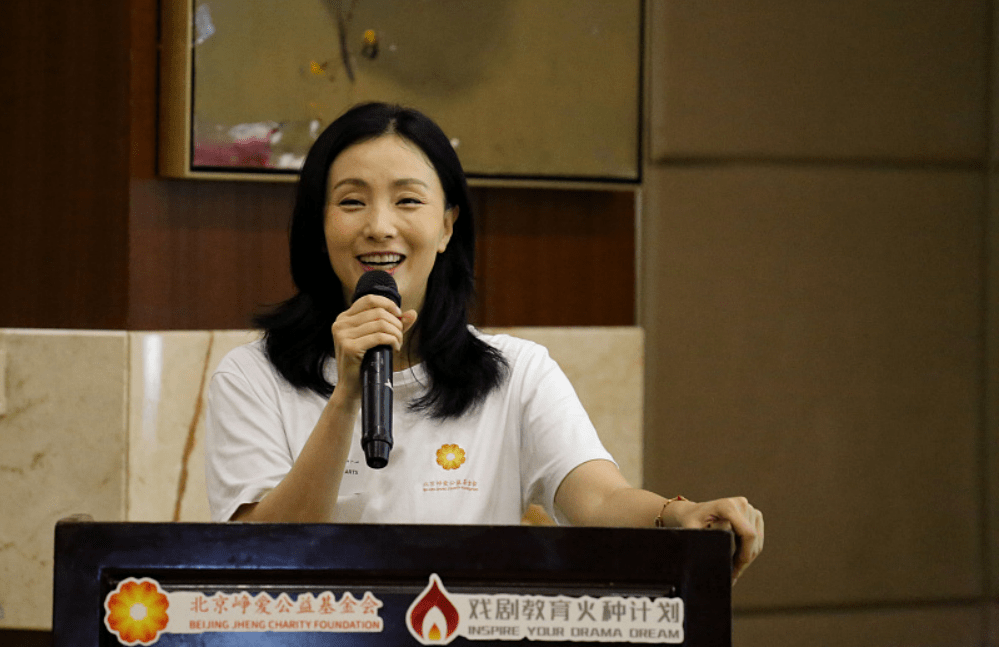 中老年|陶虹在重要场合穿得也朴素，简单白T好清新，不化妆也一点不显老