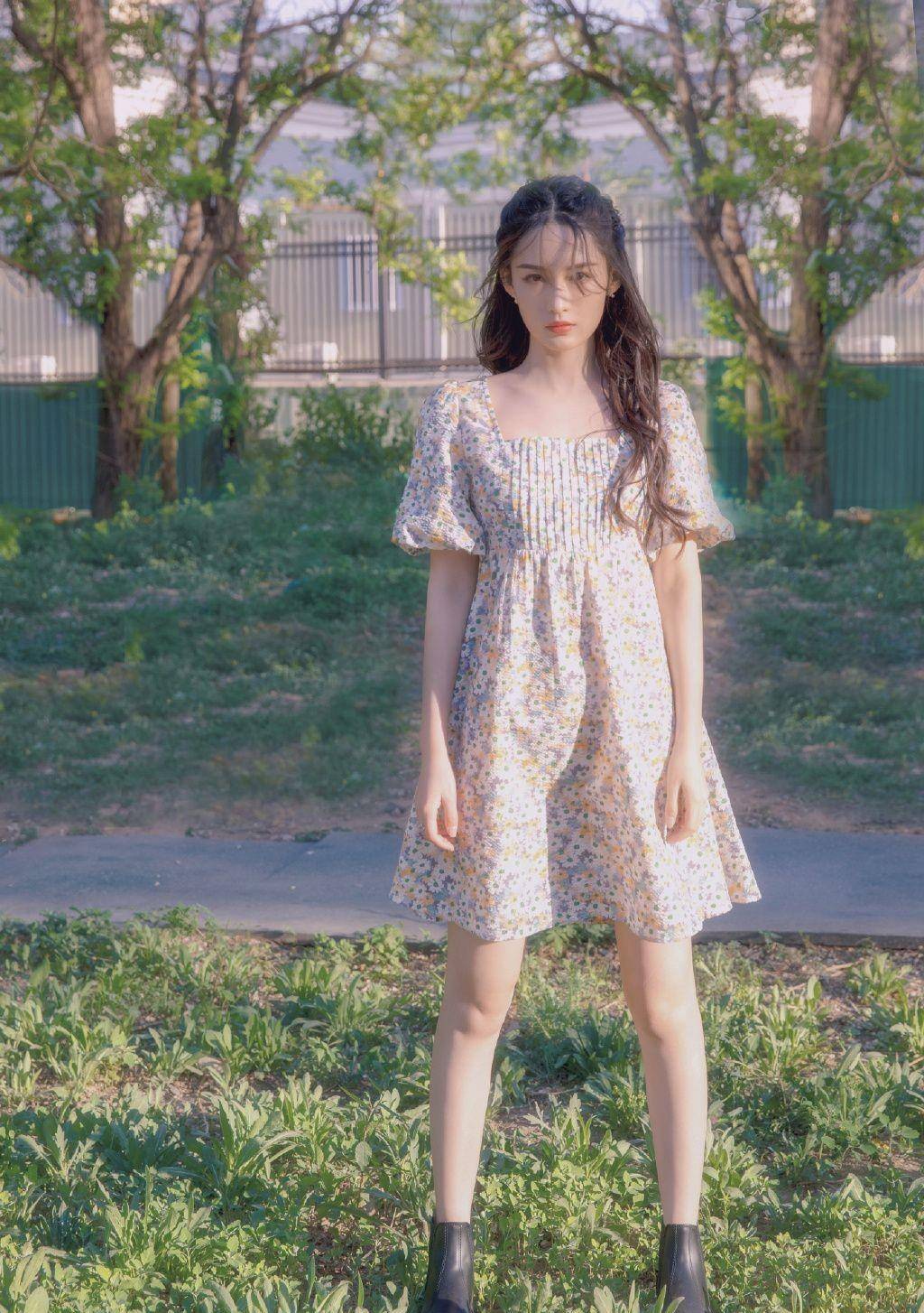 显得|李沁五一踏青，穿碎花裙手捧鲜花变“花仙子”，自带仙女滤镜好美
