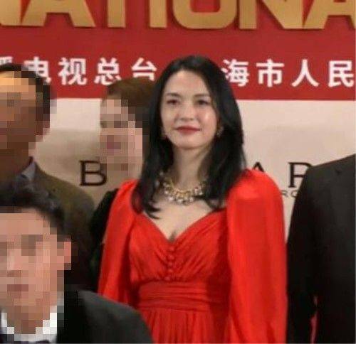 盛典|姚晨参加盛典的生图，脸油腻松垮，大把年纪了却还装少女不假吗？