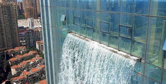 121米大厦前面挂着一条瀑布，大家猜一下一小时要花费多少电费？