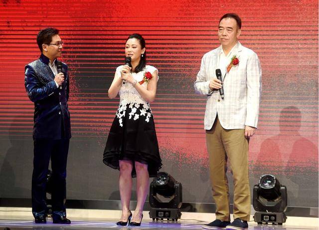 设计|陈红老了五官也很美，穿少女感的裙子出镜，模样一点没有违和感