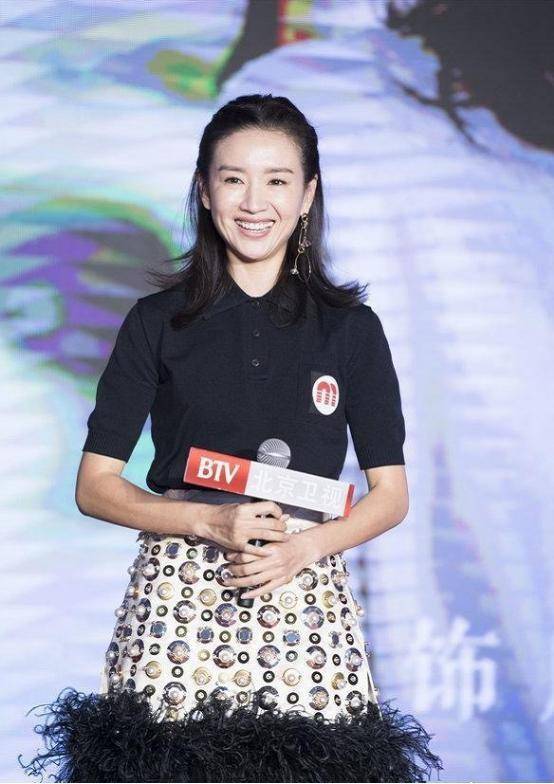 小亮|董洁身材保持的好，穿朴素黑“贴”堆圆片，衣服一看反光又抢眼