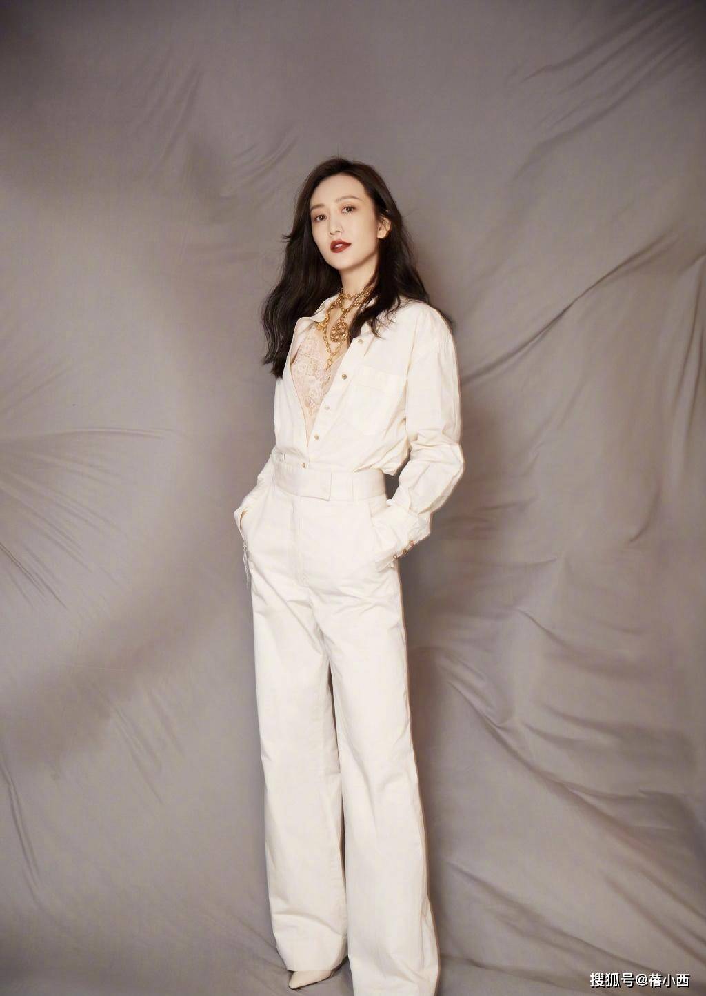 下半身|“王鸥”真懂得赶时髦，穿白衬衫配阔腿裤，一次戴3条项链来提亮