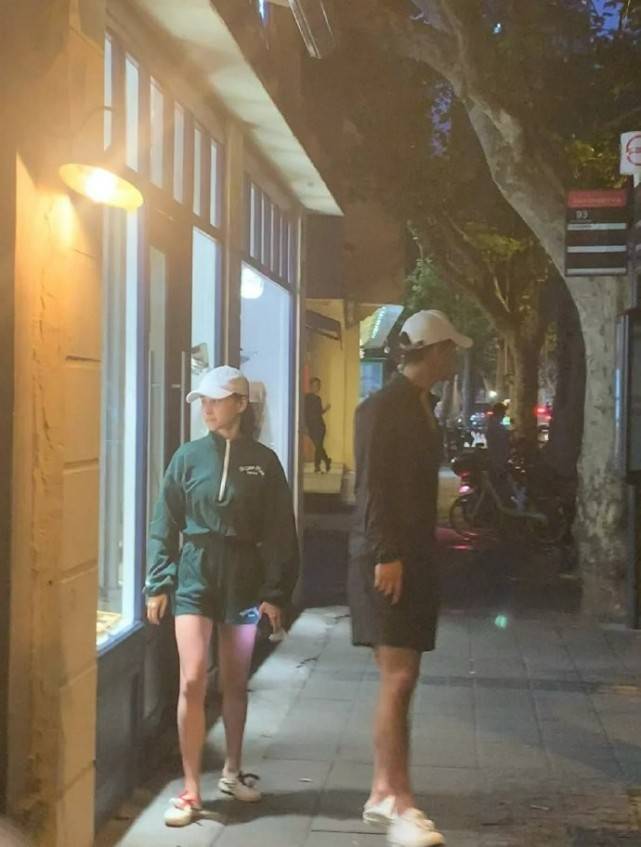 下装|窦骁女友造型大翻车!上衣非要塞进裤腰,赌王千金身材变样矮不少