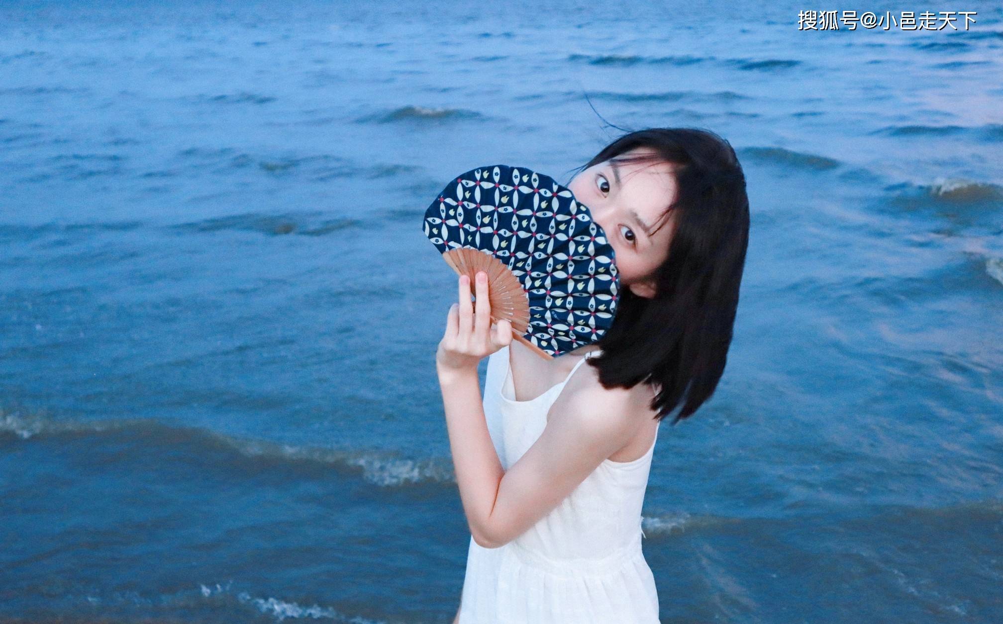 连衣裙|段奥娟白色连衣裙海边写真