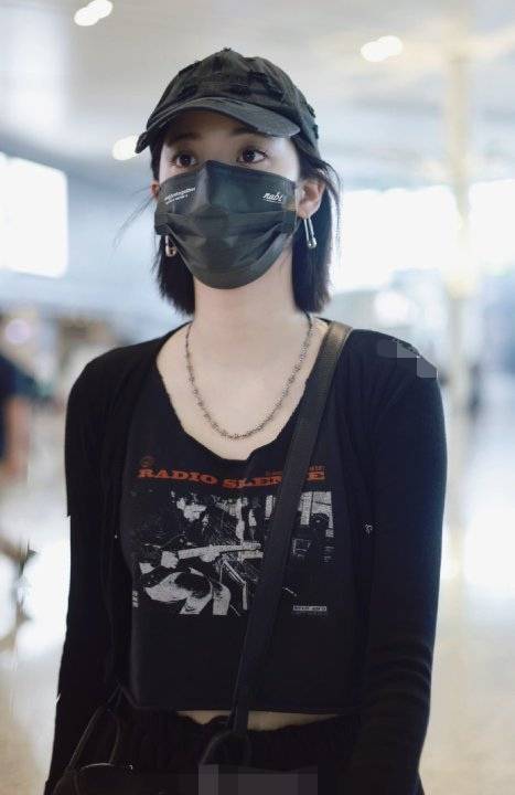 上半身|欧阳娜娜机场造型，穿露脐装配阔腿裤，臃肿身材遭差评
