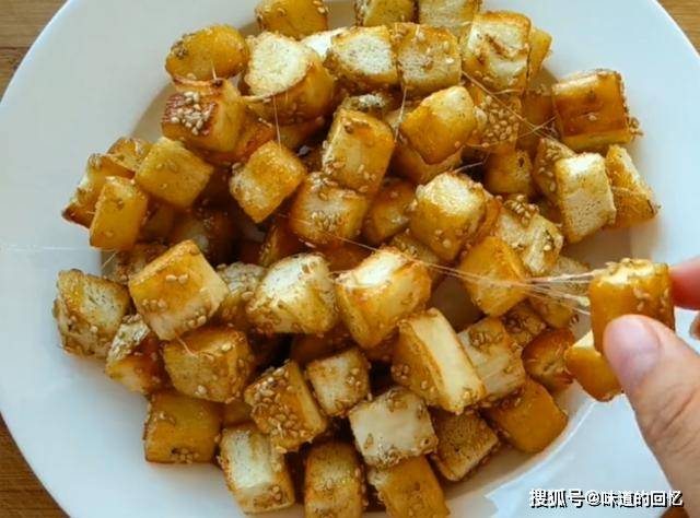 颜色|剩馒头怎样做才不浪费？大厨教你新吃法，不用一滴油，孩子抢着吃