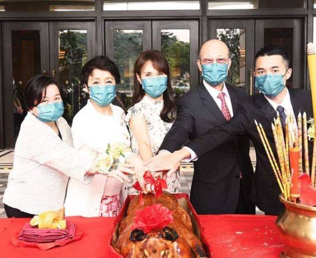 黑色|梁安琪现身度假村剪彩，穿碎花裙不敢踩高跟鞋，老了就该有老样！