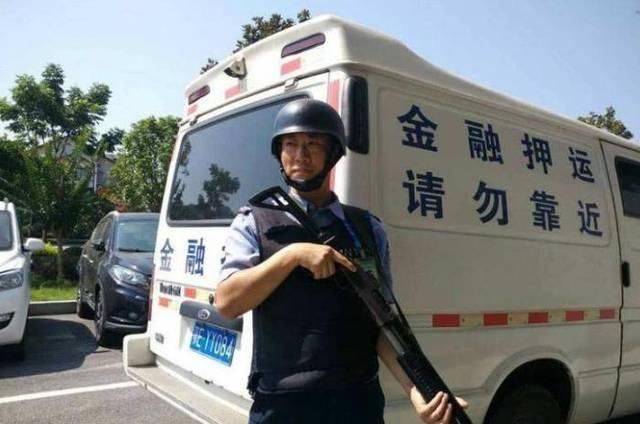 原创运钞员押运钞票用霰弹枪,高考试卷押送却是步枪,这是为何?