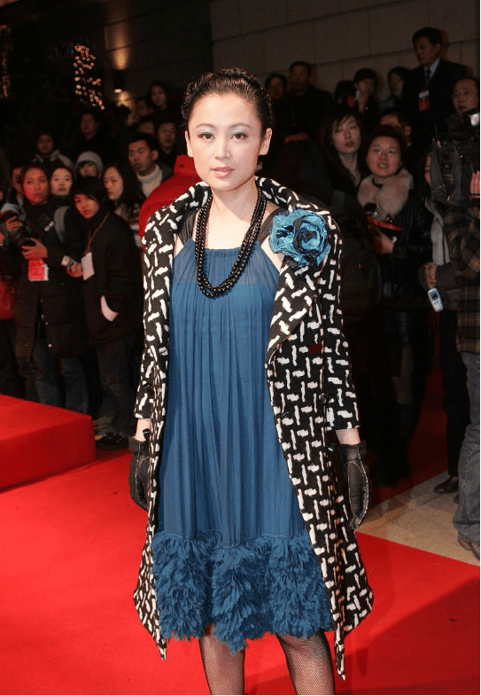 整体|陈红老了也很美，穿淑女裙配印花大衣出镜，气质高级阔太太感尽显