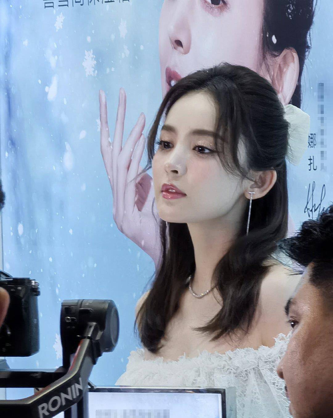 漂亮|古力娜扎现身商场活动，一袭抹胸白裙亮相吸引粉丝眼光
