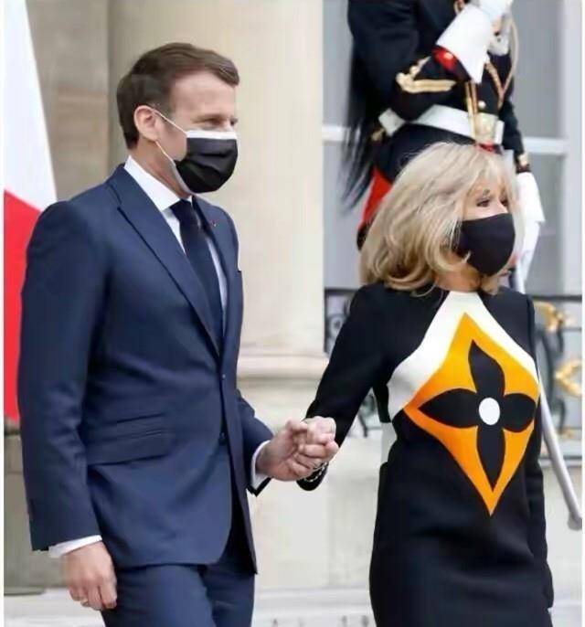 黑色|68岁布丽吉特罕见露面，穿3万裙牵手老公好甜，凝视马克龙像迷妹