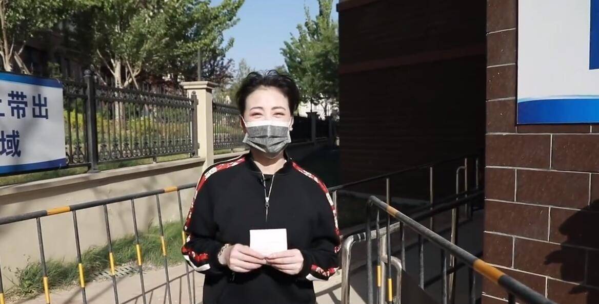 疫苗|周海媚独自打疫苗心情激动，穿运动装全程说不痛，同事跟拍太美了