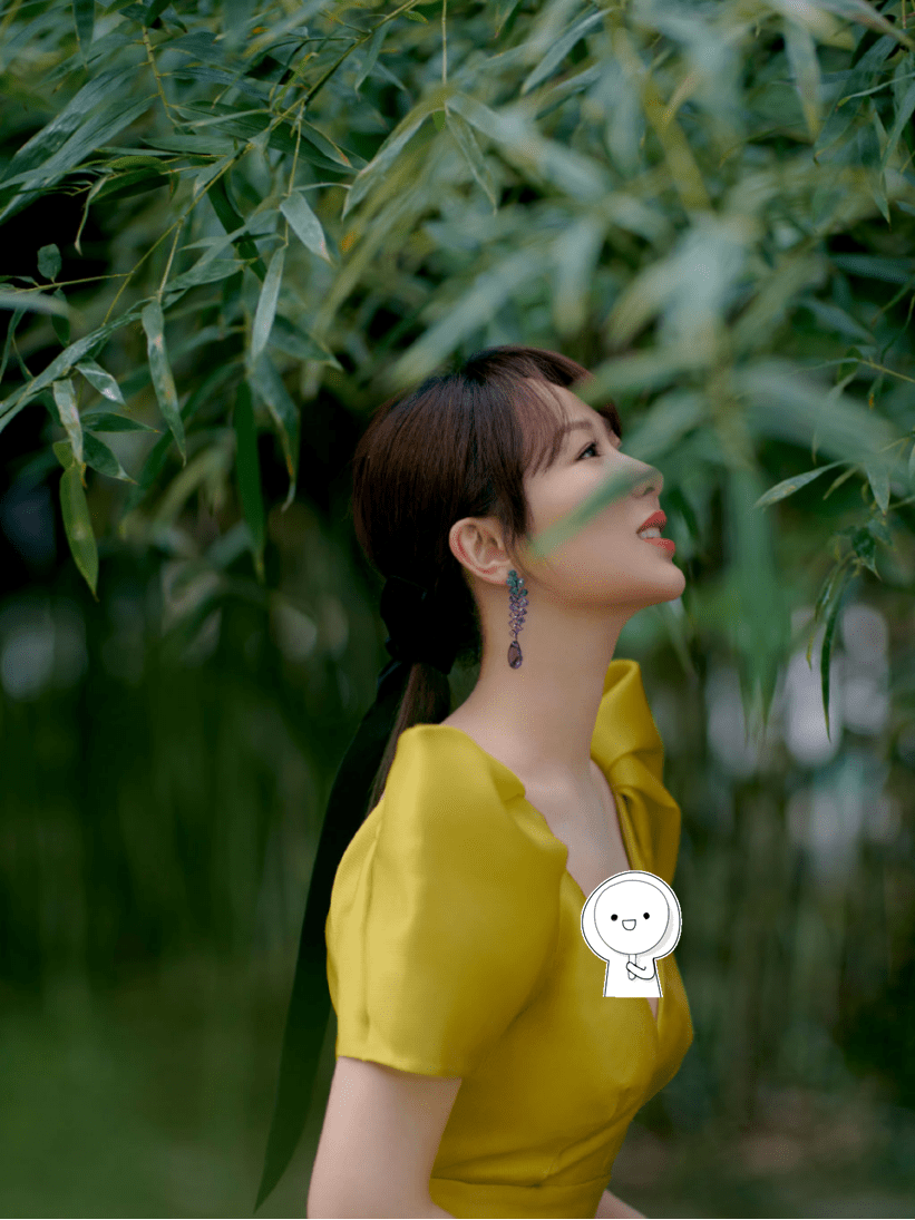 设计|28岁杨紫终于长大了,穿礼服裙秀凹凸曲线,一脸精致妆容真成熟