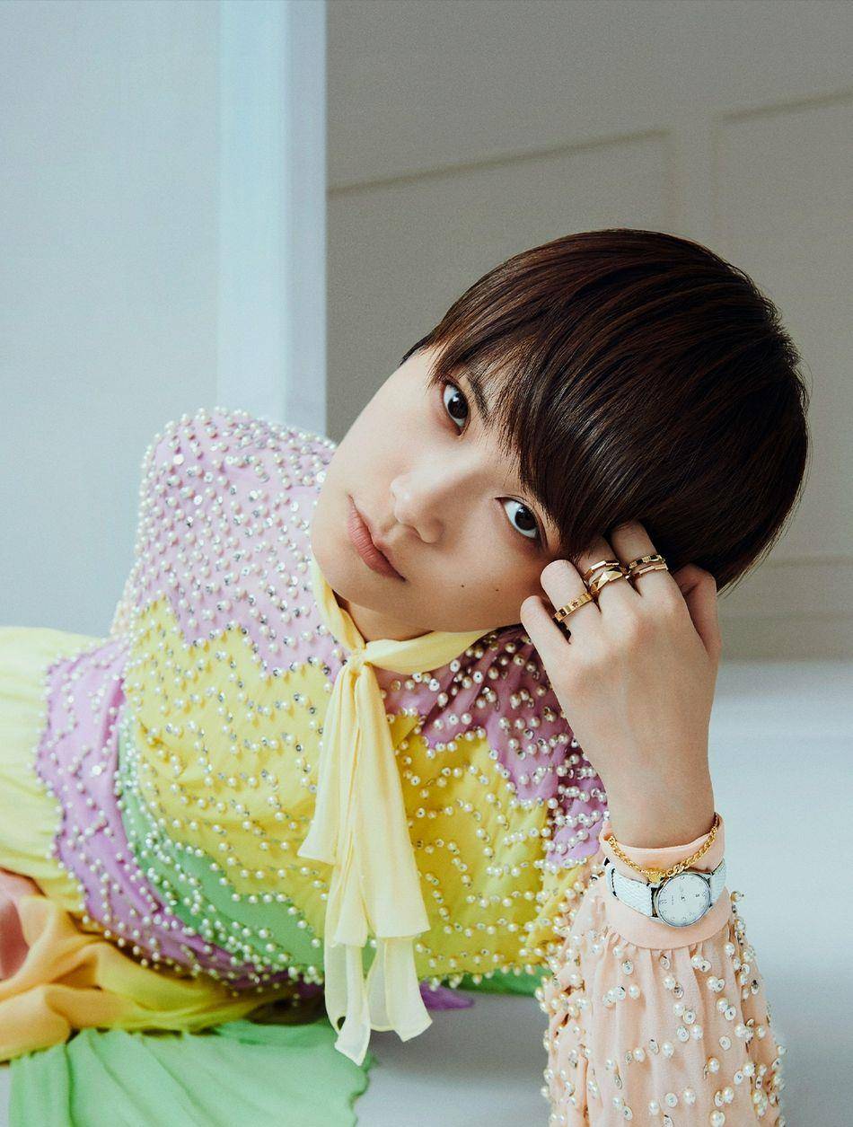 冷漠|李宇春穿露背裙女人味十足，清冷高级感溢出屏幕