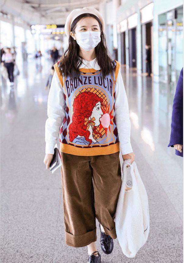 背心|李兰迪身穿黄色外套显孩子气和少女感