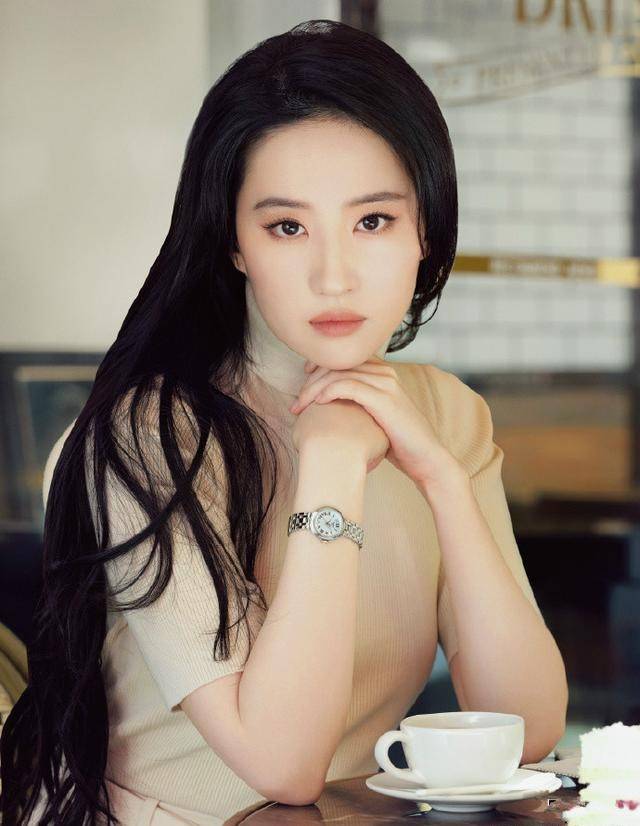 唯美|刘亦菲：穿肉色高领的针织衫，配上手表点缀展现唯美又温柔的一面