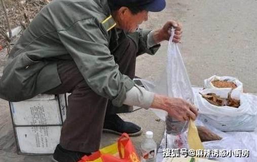 因为|大爷路边卖“罕见小吃”,一斤15元,顾客:现在这种小吃不多见了