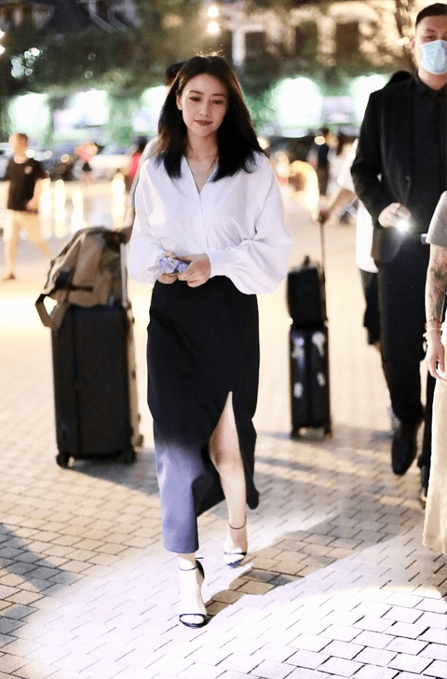 黑色|高圆圆有种港风美人感,白衬衫配黑色半裙,牛奶肌肤白得难以忽视