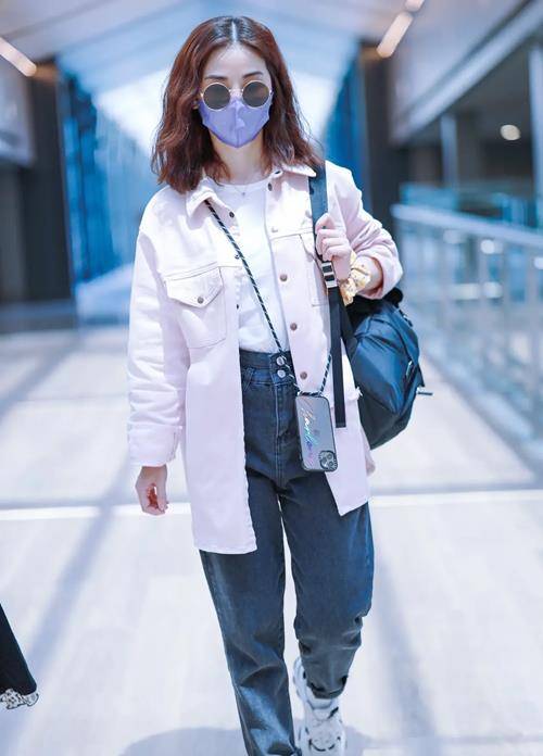 年仍|阿Sa合体后罕见走机场，穿大码衬衫露脚裤，出道20年仍是女团小花