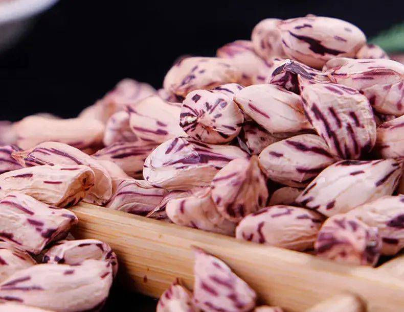 五彩花生有黑色,雪白,白底红花纹,黑底黄花纹,黄底黑花纹等颜色.