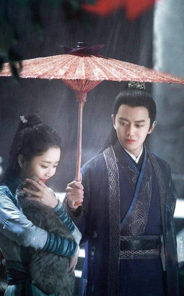 样子|男星古装撑伞造型,肖战、龚俊、宋亚轩,你最想和谁共撑一把伞?