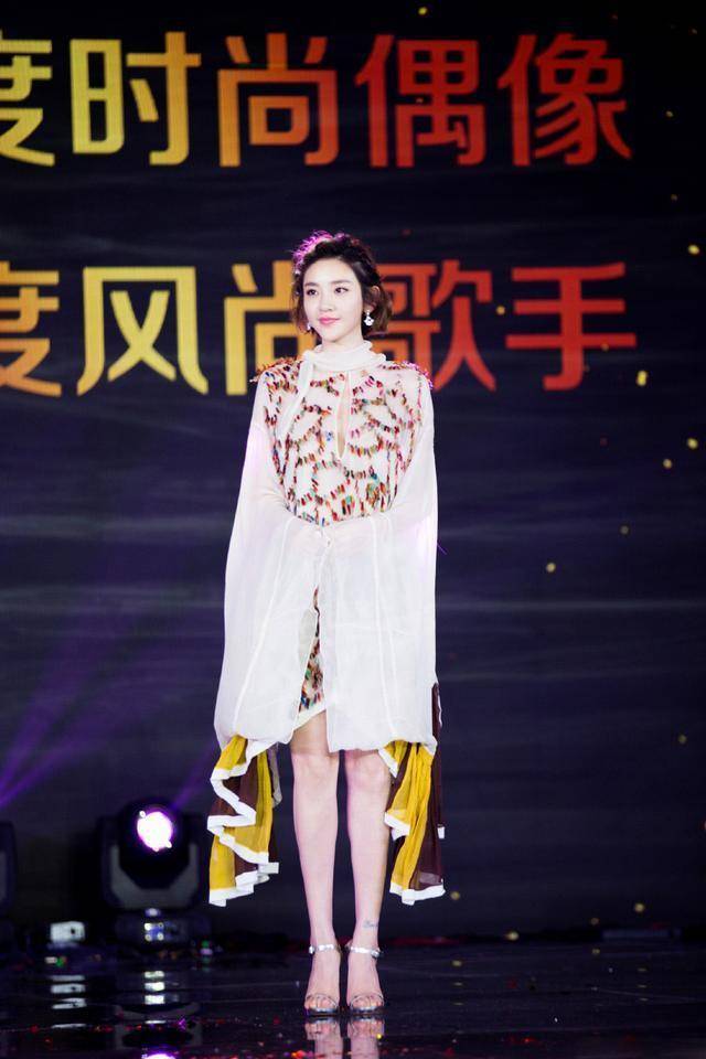 都能|同穿仙女裙，唐嫣灵动，郭碧婷呆滞，唐艺昕是披了个蚊帐吗？