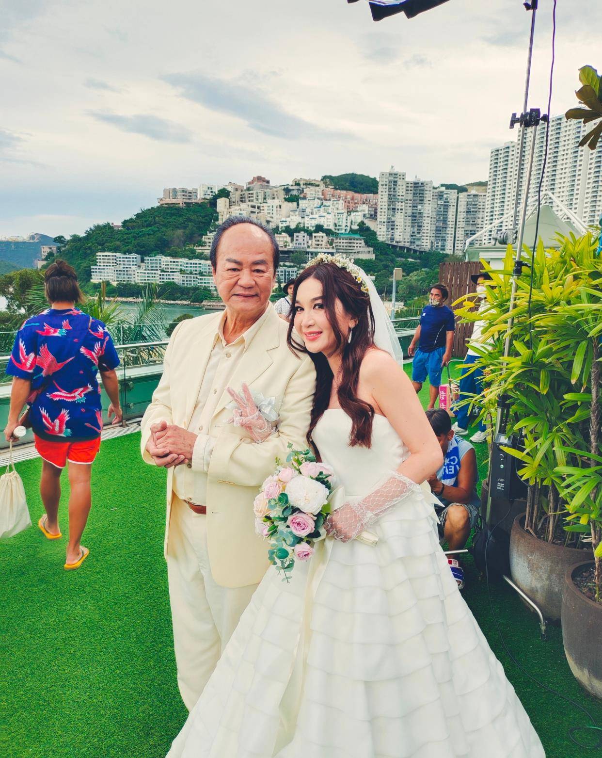 55岁温碧霞庆生,举手投足尽显妩媚风情