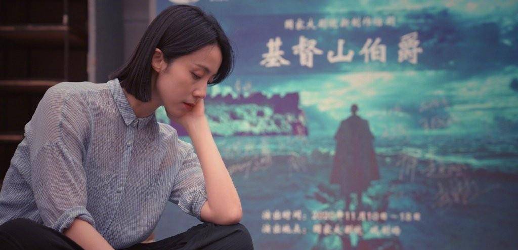 风头|时隔12年正式复出！孙莉穿喇叭裤现身新戏开机，戴渔夫帽抢尽风头