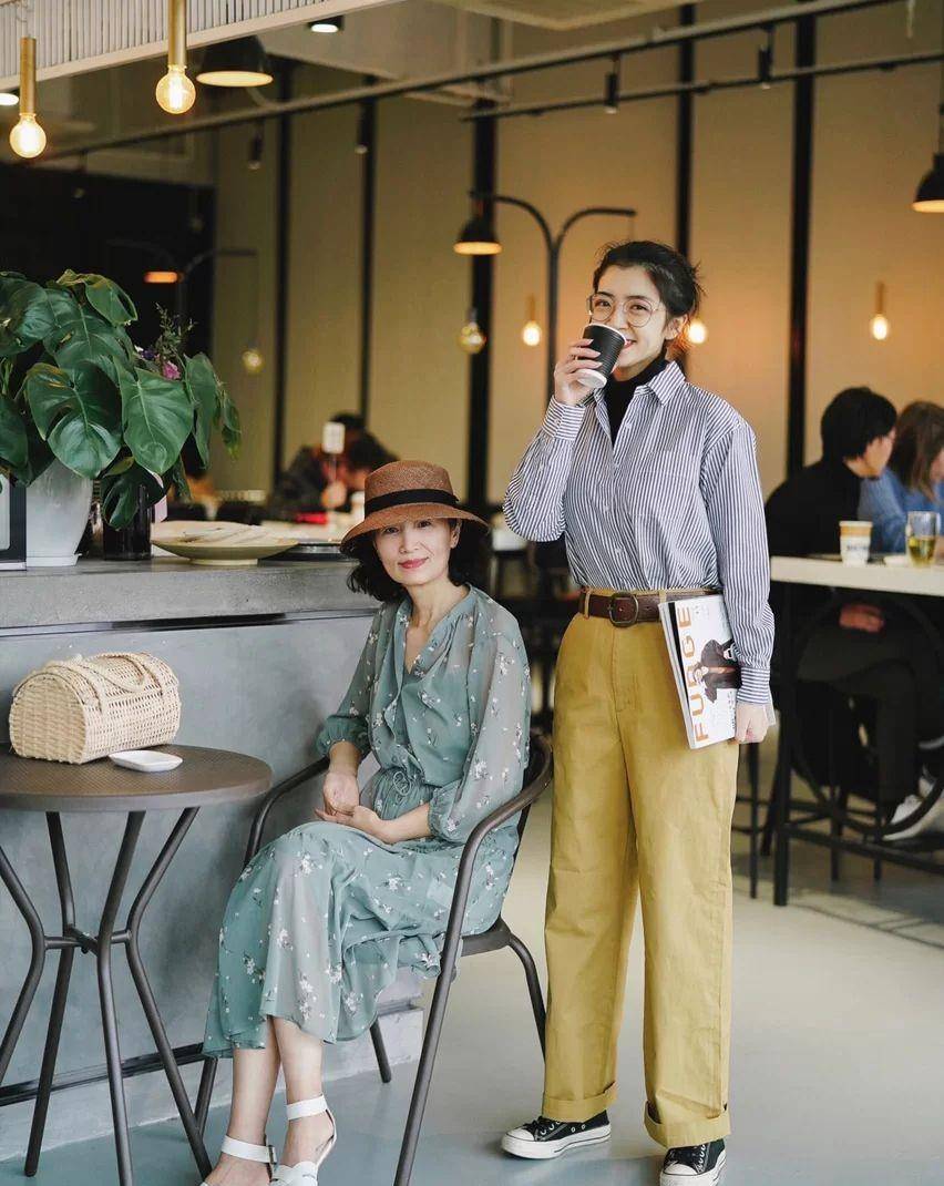 三木|三木妈妈老得时髦，简约穿搭却有“高级感”，60岁女人该有的样子