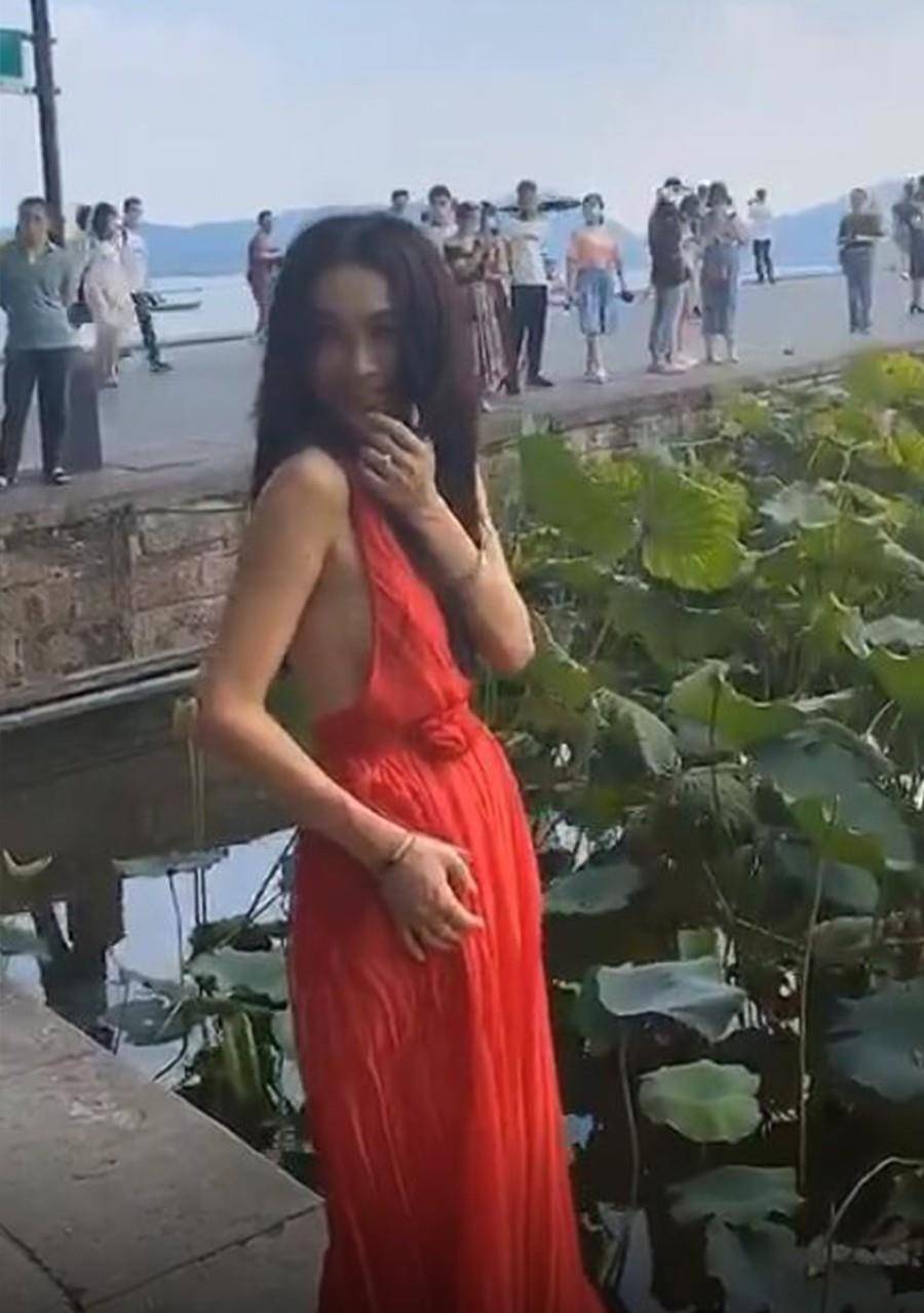 身材|54岁温碧霞现身,路人镜头皮肤松垮显黑,引人围观皱纹暴露老态