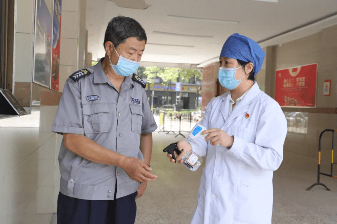 8月3日上午,对医院门卫师傅进行因公快递物品消毒方法等防控知识培训.