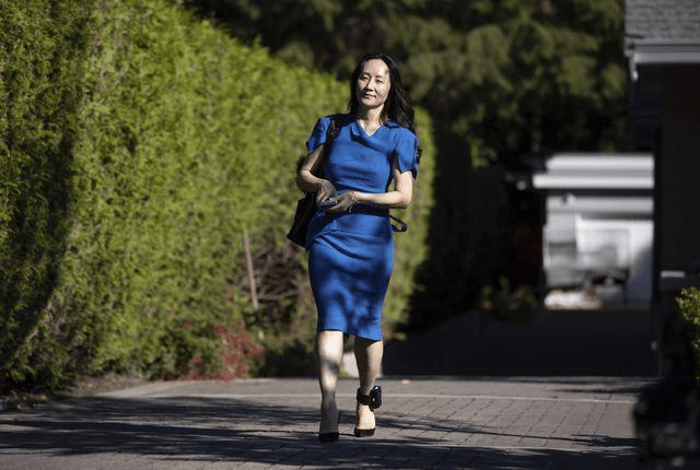 设计|孟晚舟气场真强，穿蓝色包臀裙气质高级，走人群中“大佬”范十足