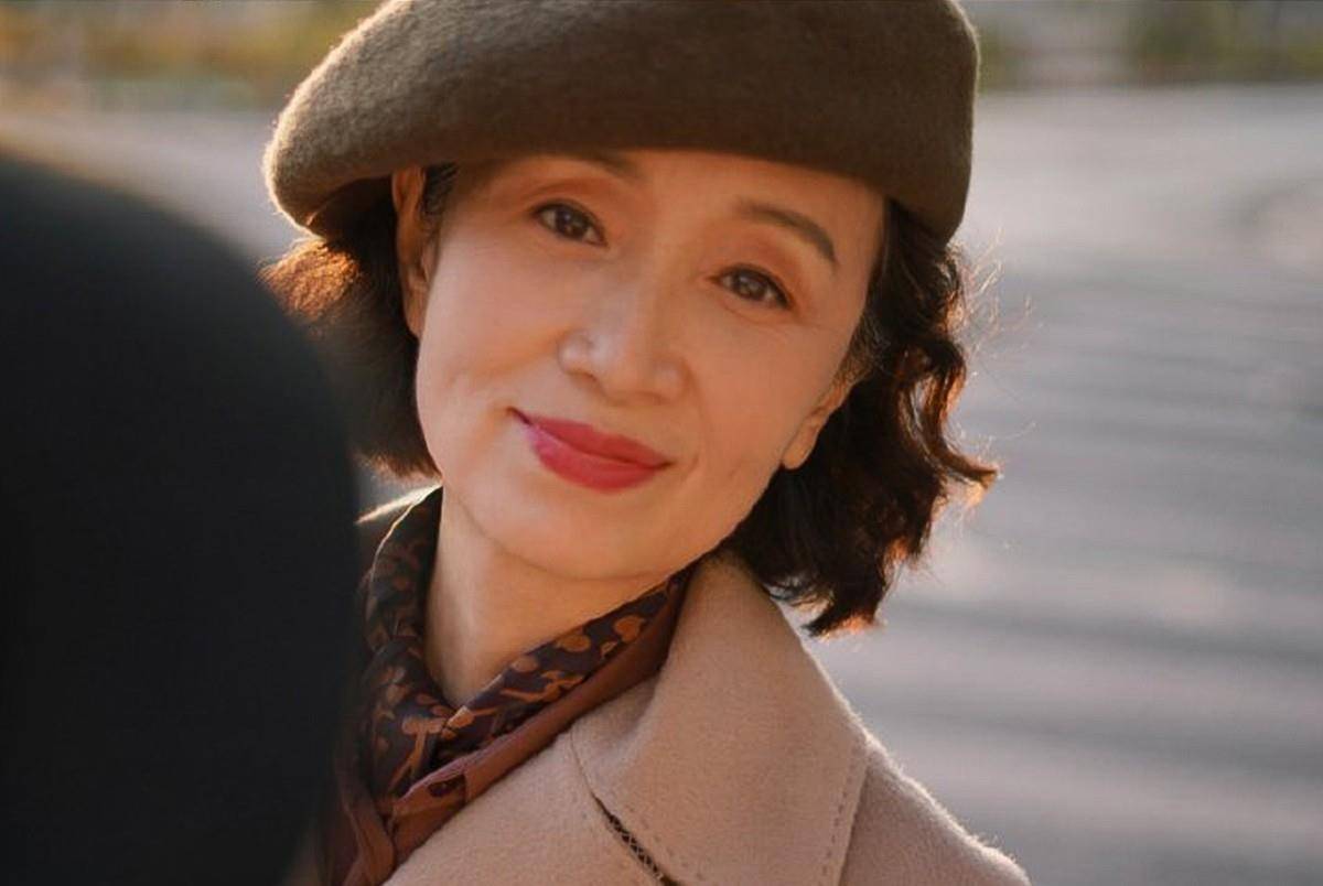 设计|女人60岁而已，别总“大妈式”穿搭！帽子+呢大衣，时髦显气质