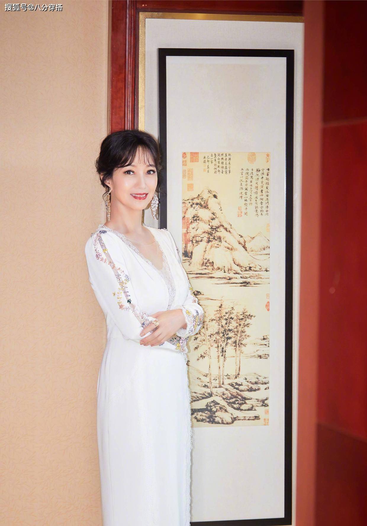 颜色|赵雅芝活成了奶奶辈骄傲，穿拼接印花连衣裙灵动温柔 ，优雅端庄
