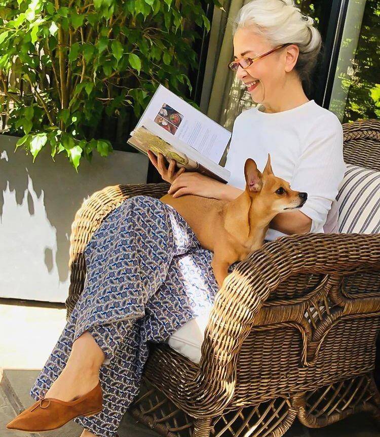 中老年|这才是60岁女人适合的打扮,穿衣打扮舒适又日常,简单大方才最美